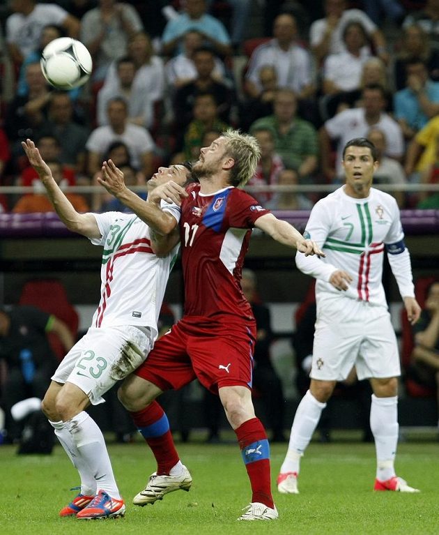 Tomáš Hübschman bojuje o míč s Portugalcem Hélderem Postigou, vzadu přihlíží Cristiano Ronaldo