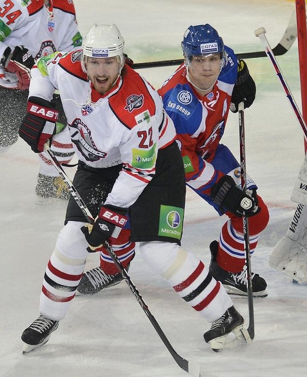 Souboj dvojice českých hokejistů v KHL - zleva Lukáš Kašpar z Doněcku a Ondřej Němec z HC Lev Praha.