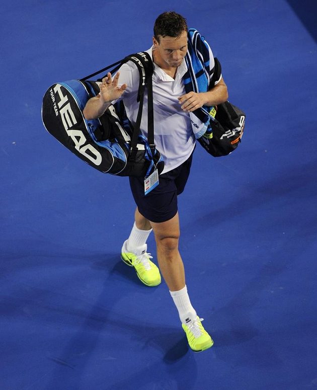 Zase ne! Zklamaný Berdych opouští kurt v Melbourne. Znovu nepřešel přes čtvrtfinále, na hru Novaka Djokoviče marně hledal recept.