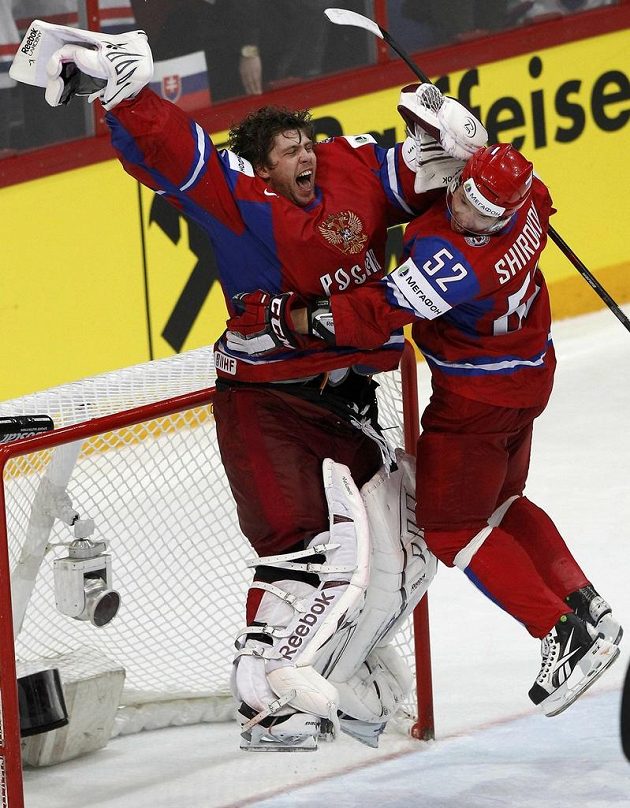 Ruský gólman Semjon Varlamov a Sergej Širokov jásají po finálové váhře nad Slovenskem