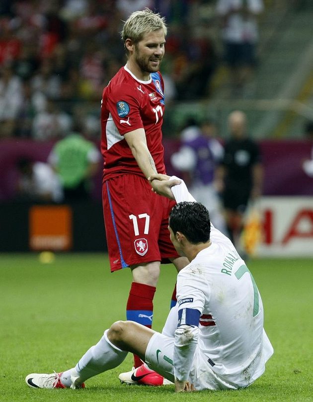 Tomáš Hübschman pomáhá vstát Cristianu Ronaldovi z Portugalska ve čtvrtfinále EURO 2012 v polské Varšavě