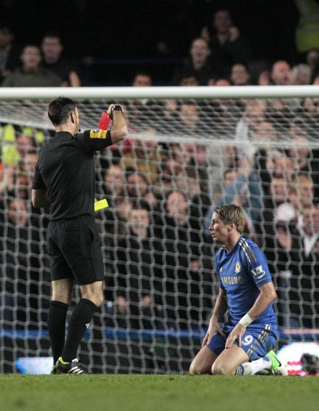 Rozhodčí Mark Clattenburg vytahuje červenou kartu pro útočníka Chelsea Fernanda Torrese (vpravo).