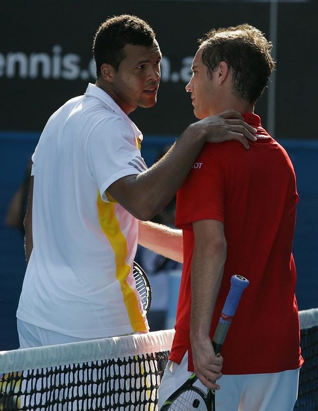 Francouz Jo-Wilfried Tsonga (vlevo) udolal v osmifinále svého krajana Richarda Gasqueta.