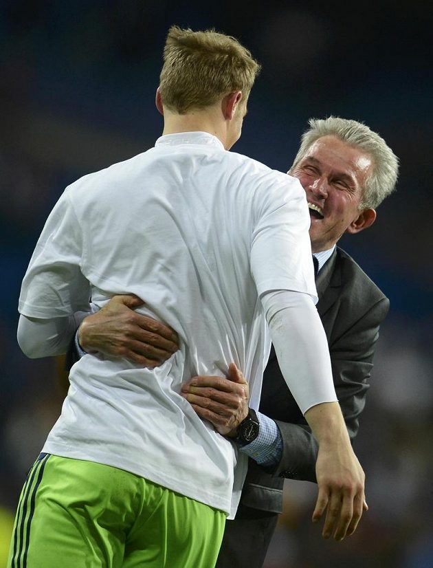 Hrdina semifinálové odvety Ligy mistrů Manuel Neuer se objímá s koučem Bayernu Juppem Heynckesem.