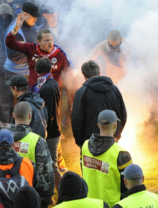 Sparťanští fanoušci po zápase s Českými Budějovicemi na ploše letenského stadiónu.