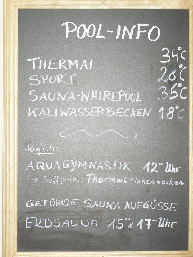 Při vstupu do wellness centra hráči ihned zjistí, jakou teplotu má voda ve všech čtyřech připravených bazénech.