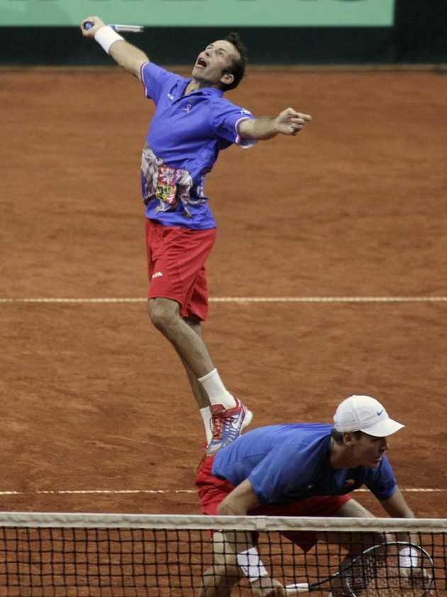 Český deblový pár. Tomáš Berdych se schýbá, aby mohl Radek Štěpánek pohodlně smečovat.