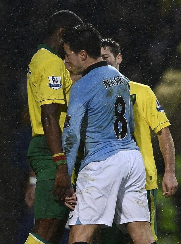 Samir Nasri atakuje Sebastiena Bassonga z Norwiche. Za tento úder hlavou byl Francouz vyloučen.