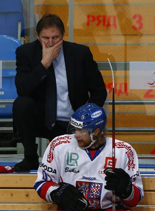 Zadumaný kouč Alois Hadamczik na střídačce české hokejové reprezentace, dole útočník Jakub Voráček