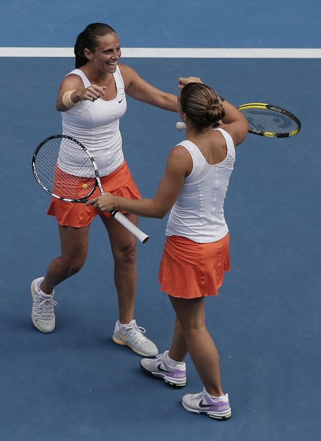 Italské teistky Sara Erraniová a Roberta Vinciová (vlevo) se radují z proměněného mečbolu ve finále čtyřhry na Australian Open.