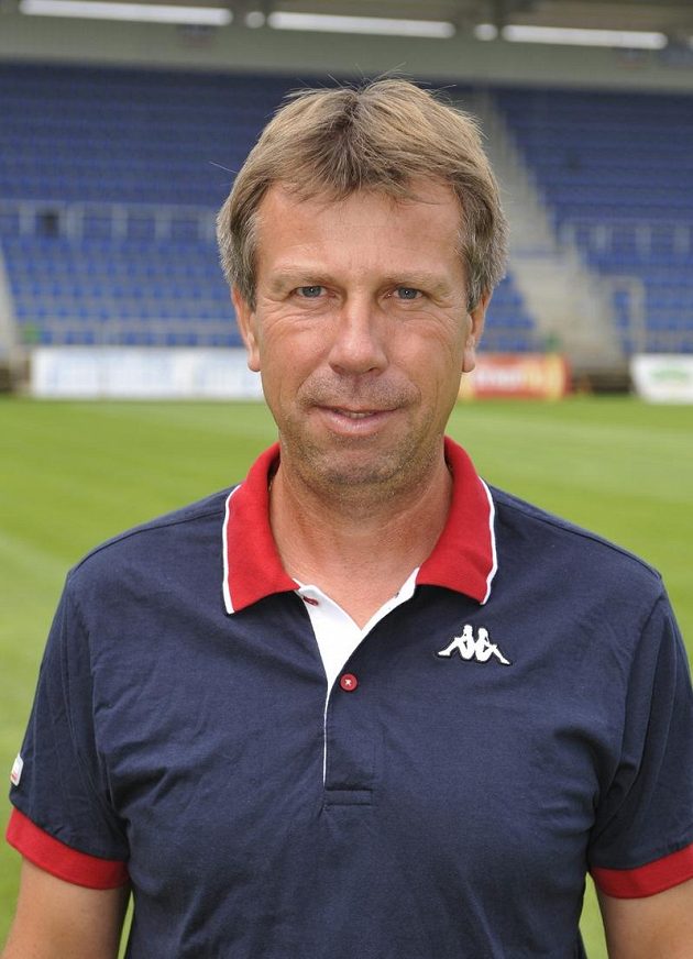 Vedení fotbalistů Slovácka ukončilo spolupráci s trenérem Miroslavem Soukupem, tým dočasně povede jeho asistent Jiří Dekař.