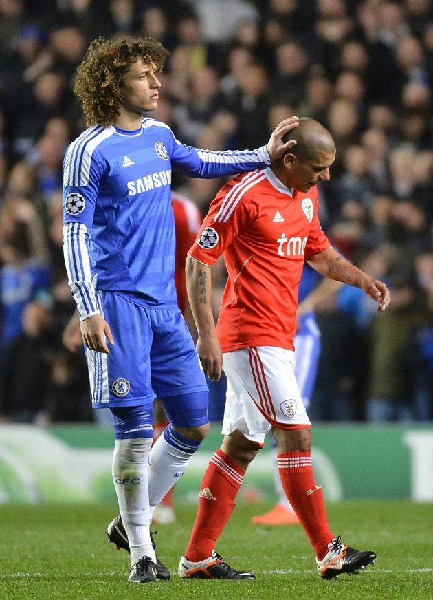 David Luiz z Chelsea (vlevo) chlácholí vyloučeného hráče Benfiky Maxi Pereriru