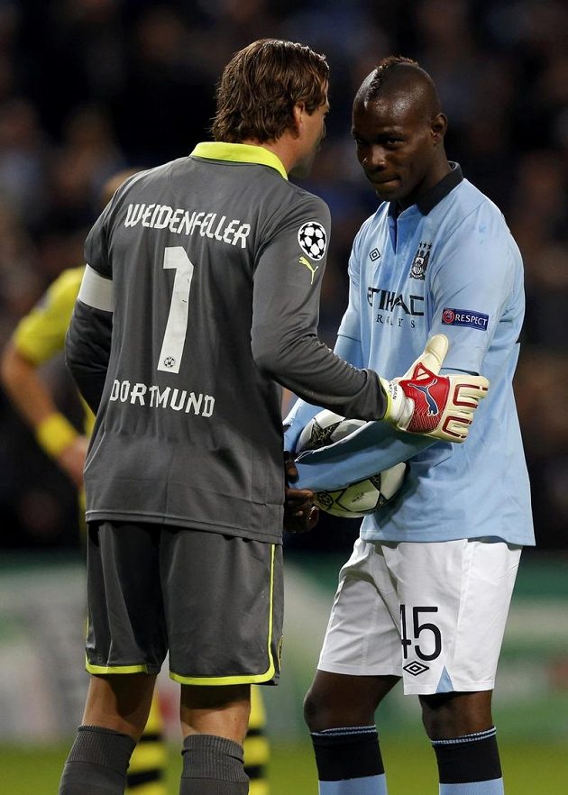 Brankář Dortmundu Roman Weidenfeller (vlevo) se snaží rozhodit Maria Balotelliho, který se připravuje na penaltový kop.