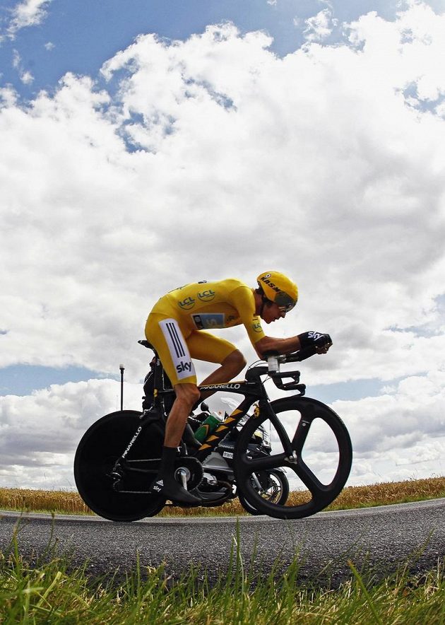 Britský cyklista Bradley Wiggins vyhrál i sobotní časovku z Bonnevalu do Chartre.