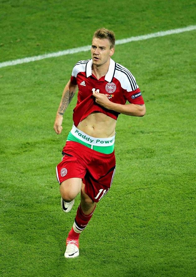 Inkriminovaný okamžik, kdy Nicklas Bendtner v utkání EURA s Portugalskem odhalil spodní prádlo, na jehož lemu měl jméno irské sázkové společnosti