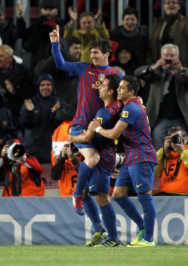 Lionel Messi se raduje se spoluhráči z Barcelony z překonání letitého střeleckého klubového rekordu.