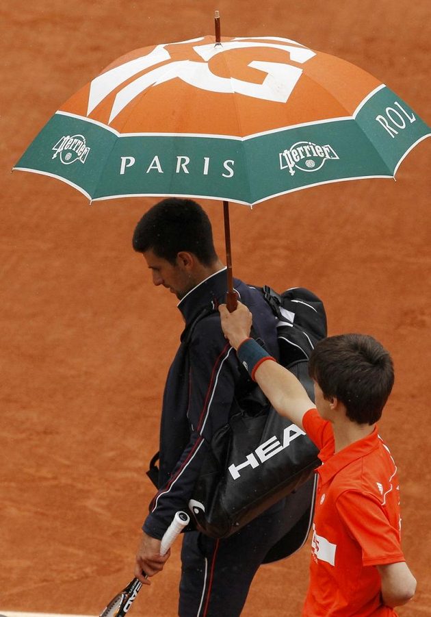 Dramatické finále mužské dvouhry na Roland Garros poprvé přerušil ve druhém setu déšť