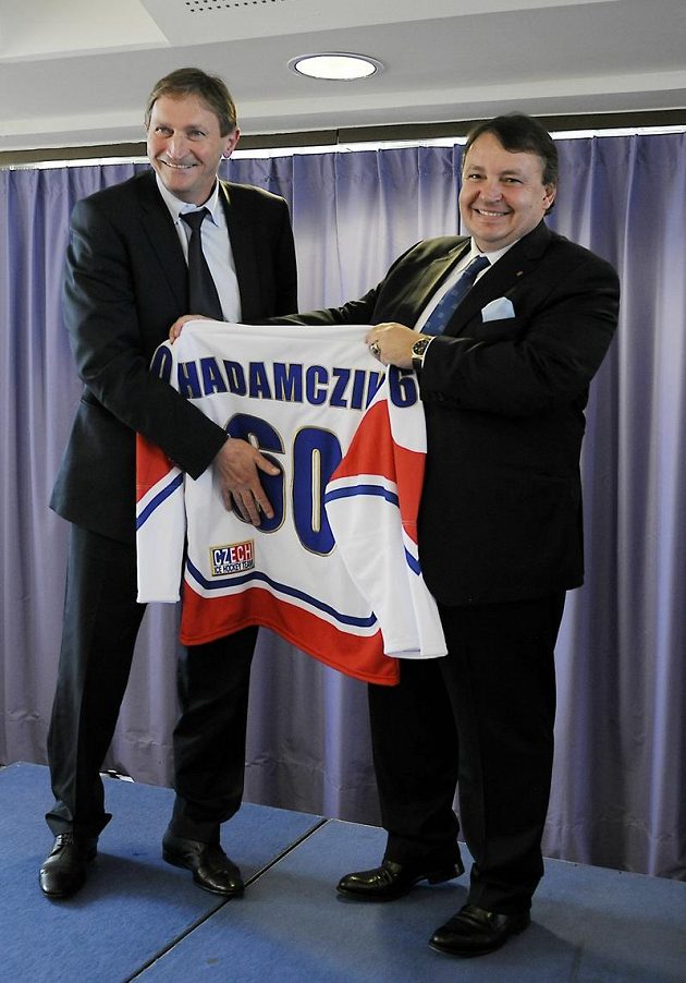 Alois Hadamczik (vlevo) zakrývá číslici svého věku na národním dresu od prezidenta svazu Tomáše Krále