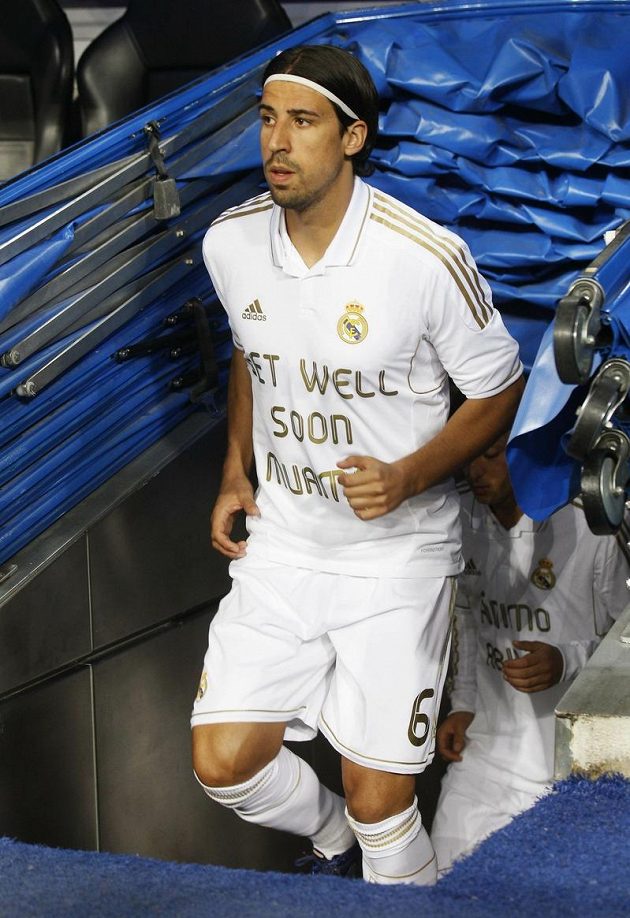 Sami Khedira podobně jako jeho spoluhráči popřál na dálku Muambovi, ať se mu dobře daří.