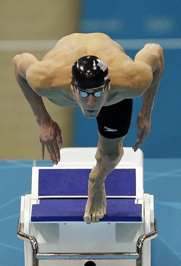Start! Michael Phelps se vrhá do olympijského závodu na 100 m motýlek. Výsledek? Sedmnácté zlato