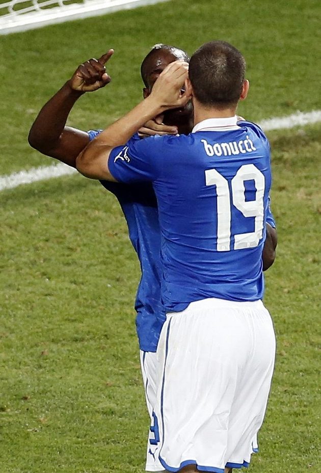 Leonardo Bonucci zakrývá dlaní Balotellimu ústa, aby nekřičel hanlivé výrazy na adresu italského kouče.