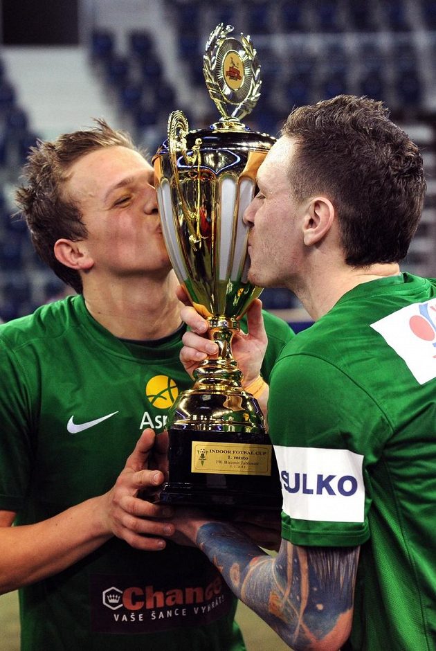 Jablonečtí hráči Jan Kopic (vlevo) a Ondřej Vaněk se radují z vítězství na halovém turnaji Indoor Fotbal Cup v liberecké Tipsport areně.