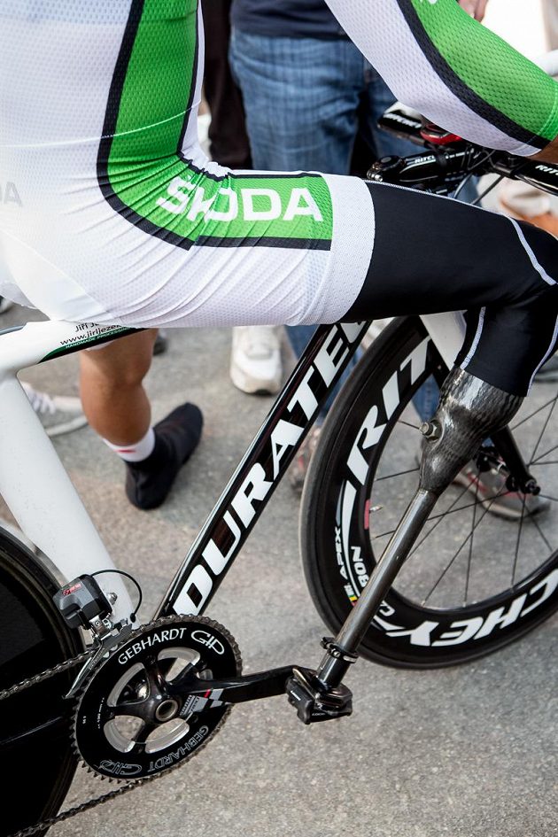 Detail pravého pedálu kola, na kterém paralympik Jiří Ježek absolvoval časovku Tour de France.