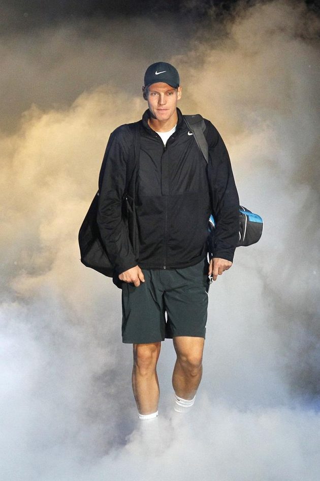 Tomáš Berdych přichází na Turnaji mistrů v Londýně k utkání s Francouzem Jo-Wilfriedem Tsongou