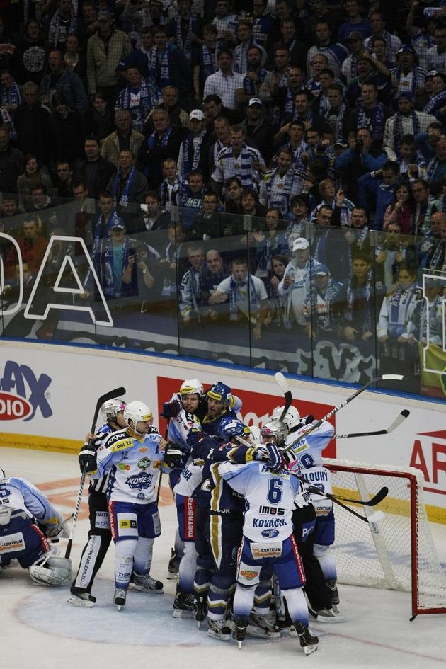 Šlágru patnáctého kola extraligy nechyběl náboj, diváci si kromě šesti gólů užili i několik menších potyček. V jedné z nich se před brněnskou brankou ocitl i Jaromír Jágr.