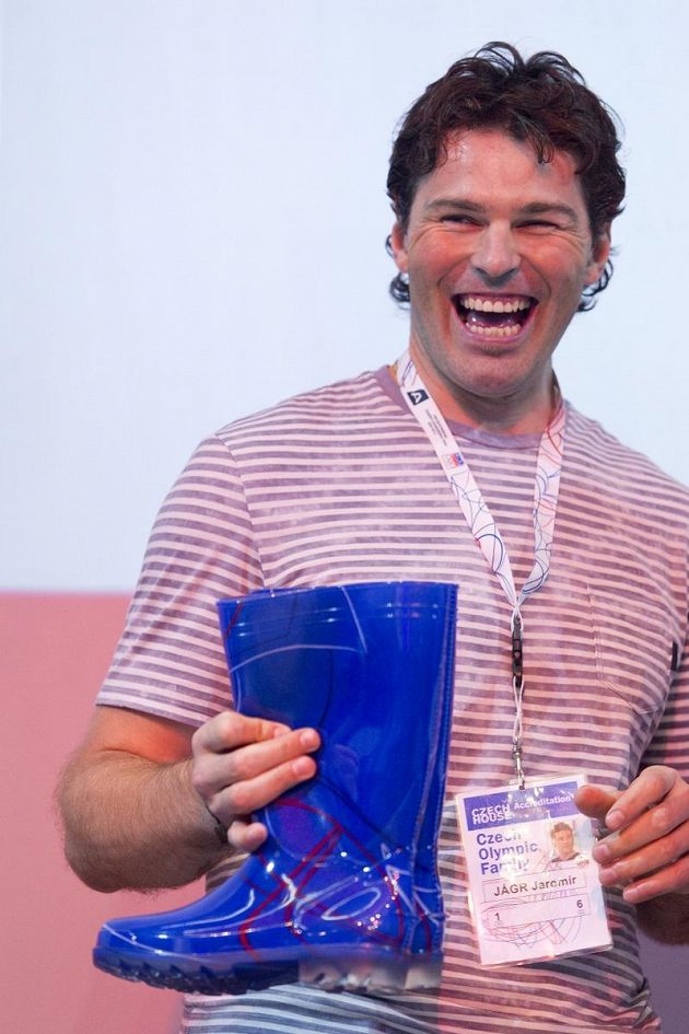 Jaromír Jágr s modrými holínkami, které tak oslnily svět při nástupu české výpravy na zahajovacím ceremoniálu her