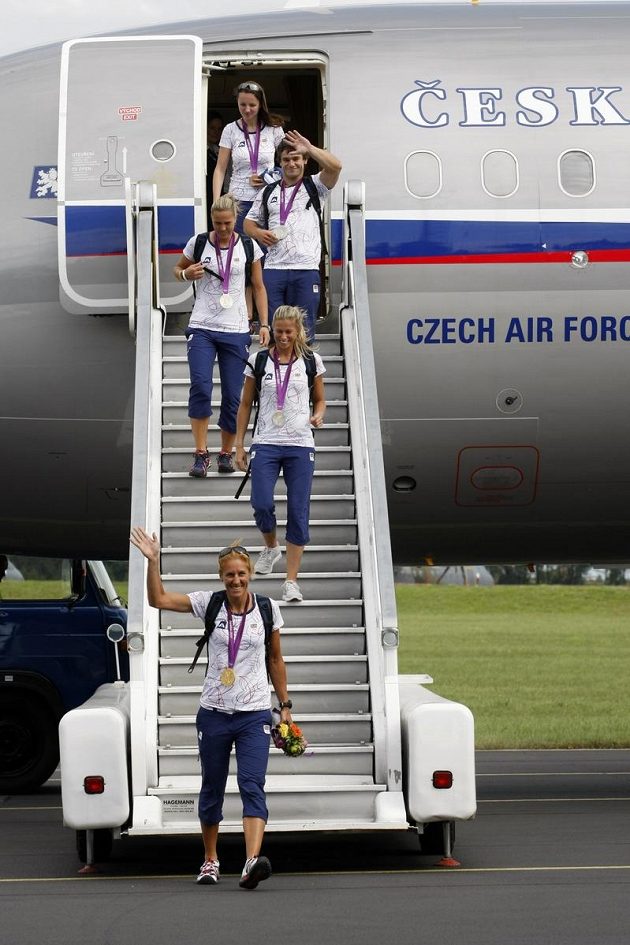 Přílet českých olympijských medailistů z Londýna (zeshora bronzová střelkyně Adéla Sýkorová, stříbrný vodní slalomář Vavřinec Hradilek, finalistky tenisové čtyřhry Lucie Hradecká s Andreou Hlaváčkovou a zlatá skifařka Miroslava Knapková).