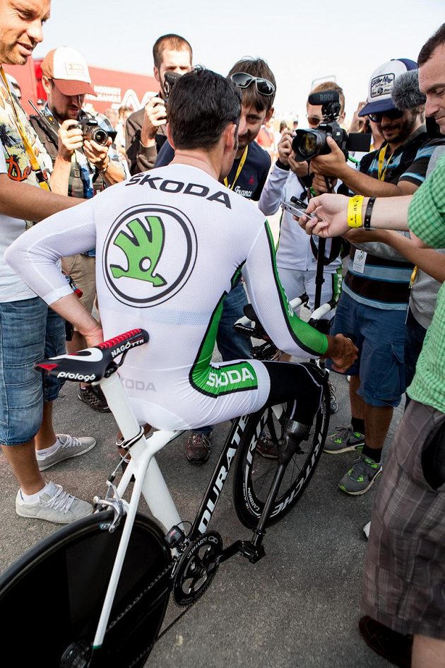 Paralympik Jiří Ježek odpovídá na otázky novinářů po časovce Tour de France.