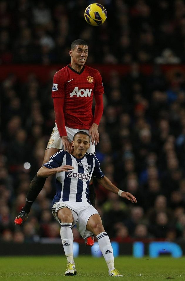 Obránce Manchesteru United Chris Smalling (v červeném) přeskočil Petera Odemwingieho z West Bromwiche Albion.