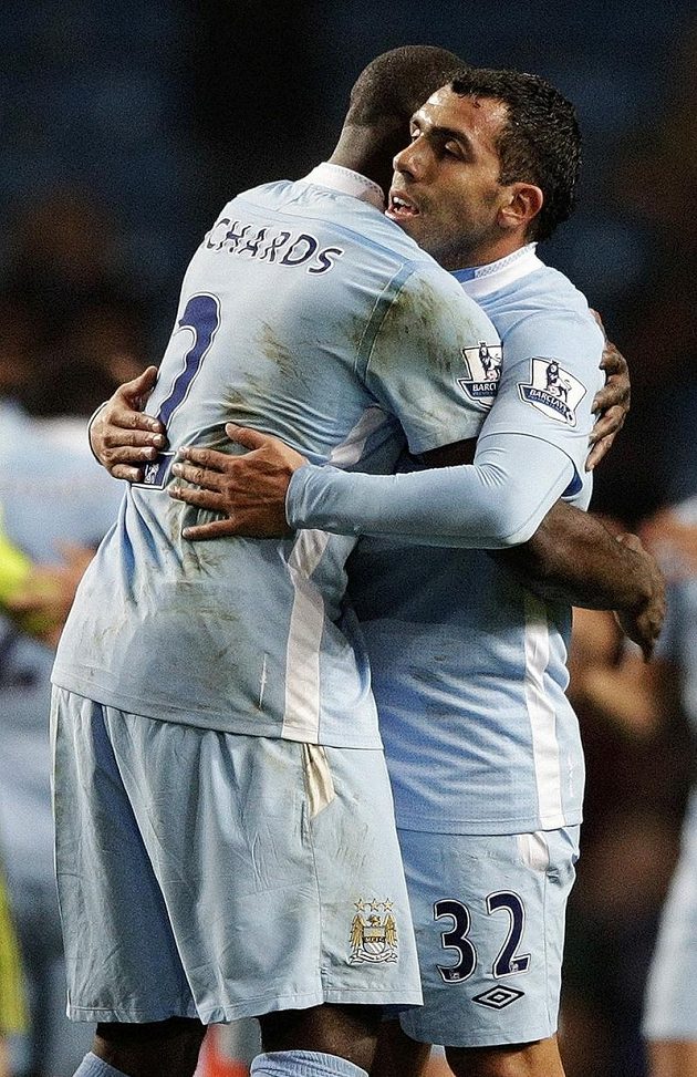 Argentinský útočník Carlos Tévez (vpravo) se objímá se spoluhráčem z Manchesteru City Micahem Richardsem.