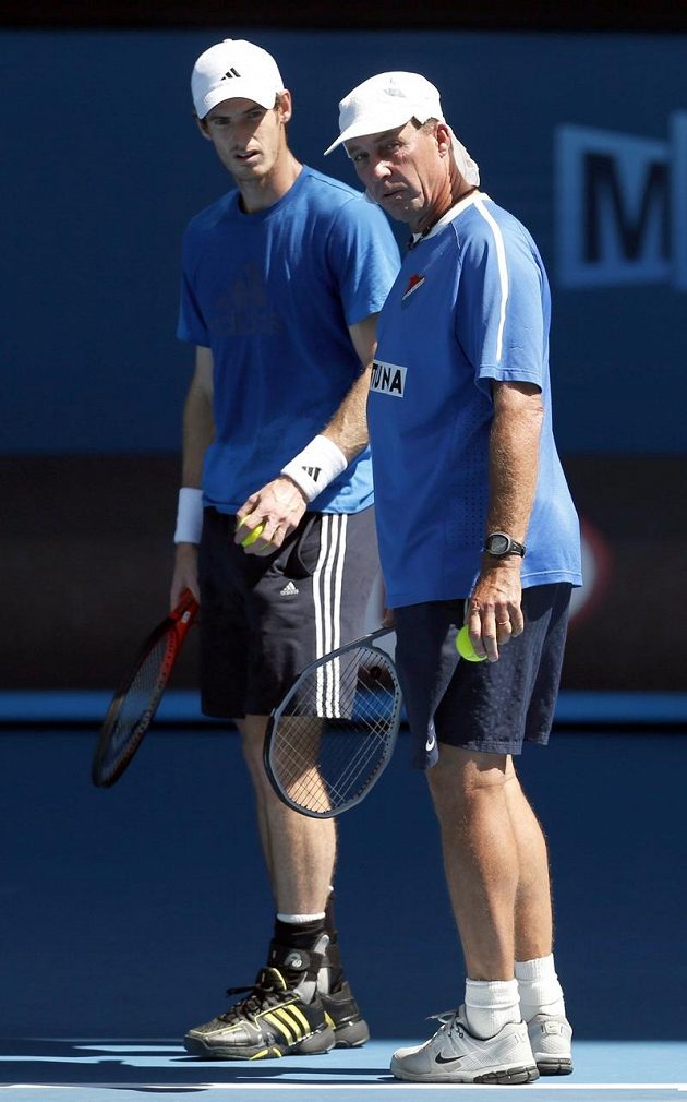 Ivan Lendl trénuje svého svěřence Andyho Murrayho na Australian Open ve fotbalovém dresu Baníku Ostrava.