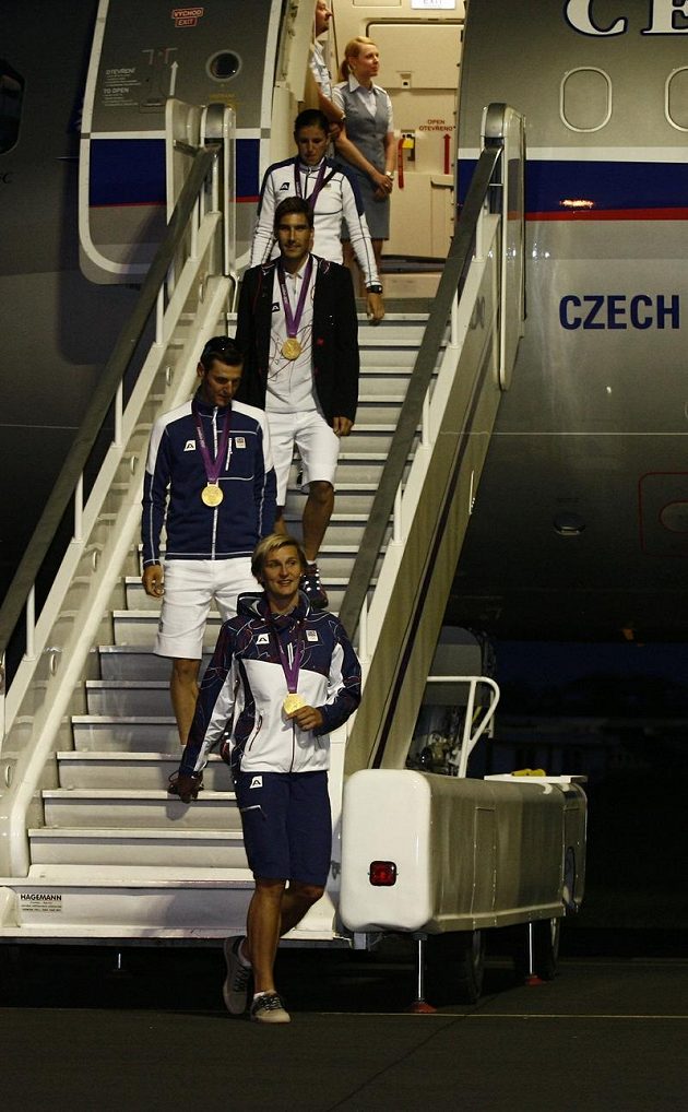 Zlatý náklad na letišti ve Kbelích. Ze speciálu po příletu z Londýna vystupují olympijští vítězové (odspoda) Barbora Špotáková, Jaroslav Kulhavý a David Svoboda, za nimi bronzová Zuzana Hejnová.