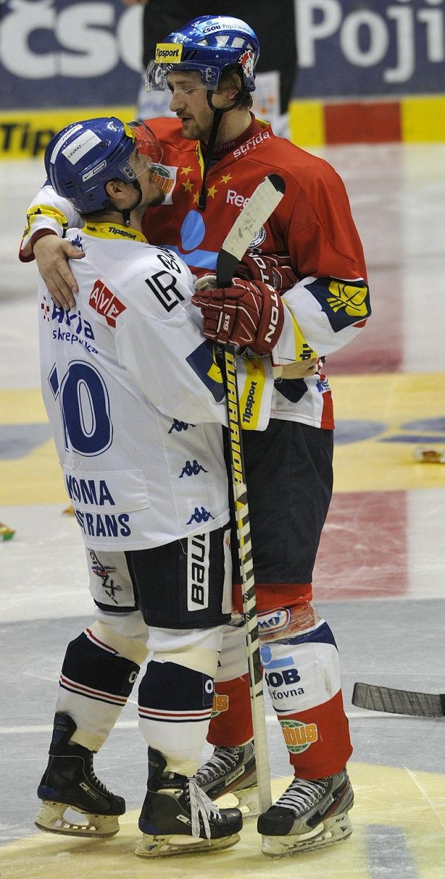 David tentokrát na Goliáše nevyzrál, aneb vítkovický Jaroslav Koma(vlevo) gratuluje pardubickému Jiřímu Cetkovskému k postupu do semifinále.
