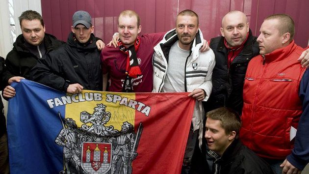 Tomáš Řepka (v bílé bundě) se nechal vyfotografovat i s českobudějovickými fanoušky Sparty Praha.