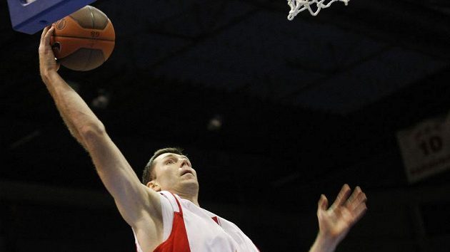 Basketbalista Nymburka Petr Benda smečuje