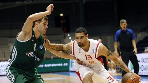 Chester Tre Simmons (vpravo) v souboji s Buterlevičiusem z litevského týmu Rudupis Prienai