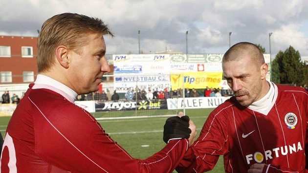 Tomáš Řepka (vpravo) v dresu Sparty si podává ruku s Horstem Sieglem vv Silvestrovském derby.