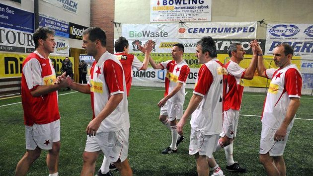Kouč Bohemians 1905 Pavel Medynský (druhý zprava) slaví výhru internacionálů Slavie na vánočním turnaji v Edenu.