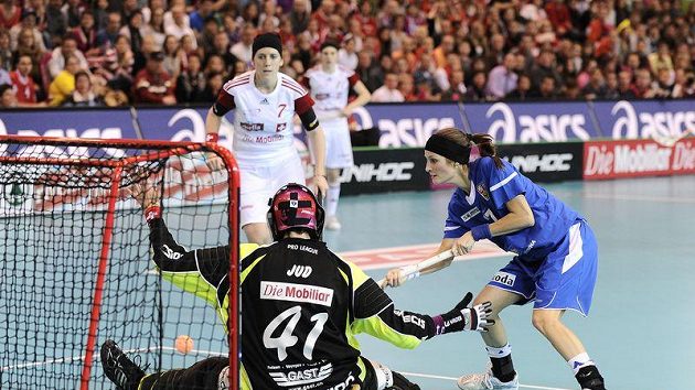 Dominika Šteglová (v modrém) střílí vítězný gól českého týmu v duelu o bronzové medaile se Švýcarskem.