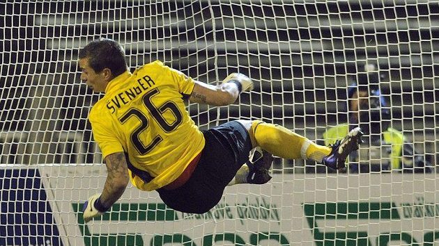 Brankář Sparty Milan Švenger vyráží jednu ze střel fotbalistů Hradce Králové.