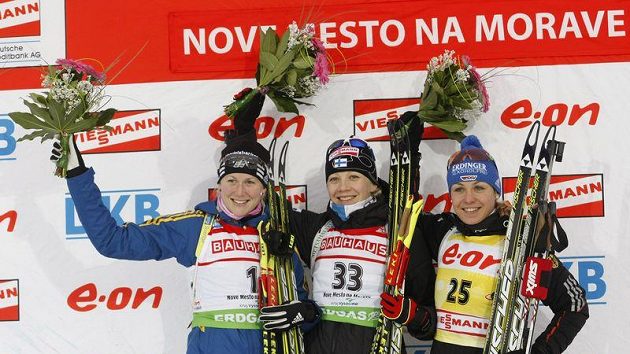Nejlepší biatlonistky ze závodu Světového poháru v Novém Městě na Moravě na trati 15 kilometrů. Vlevo Švédka Ekholmová, uprostřed vítězka Mäkäräinenová a vpravo Neunerová z Německa.