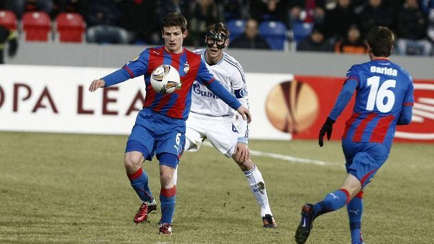 Plzeňský Václav Pilař (vpředu) kontroluje míč před Benediktem Höwedesem ze Schalke 04.