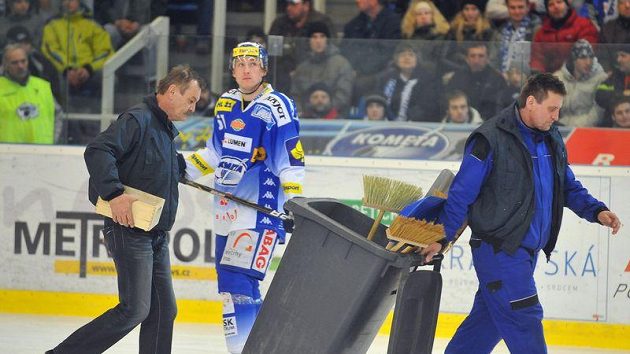 Plexisklo v rohu hrací plochy nevyrdželo souboj soupeřů a jeho rozbití způsobilo technickou přestávku v první třetině.
