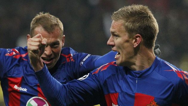 Pontus Wernbloom z CSKA (vpravo) se raduje se spoluhráčem Vasilijem Berezutským z branky, kterou vstřelil Realu Madrid.