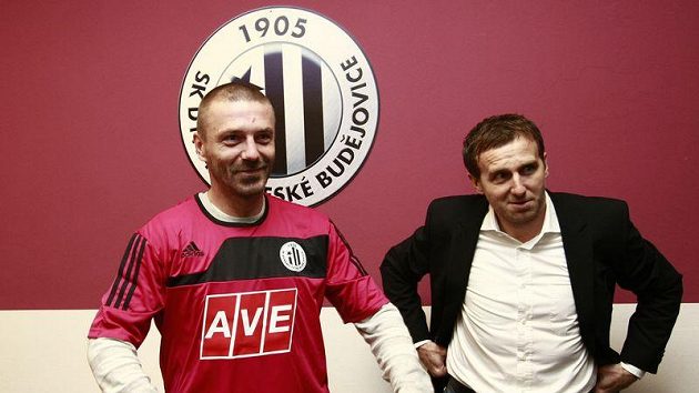 Tomáš Řepka už v dresu Českých Budějovic spolu se šéfem představenstva Karlem Poborským.