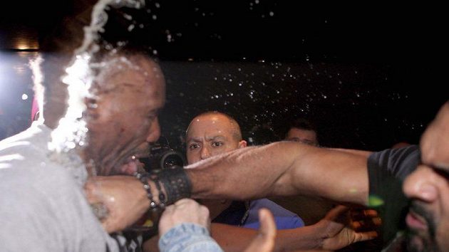 David Haye (vravo) při potyčce s Dereckem Chisorou po sobotním zápase v Mnichově.